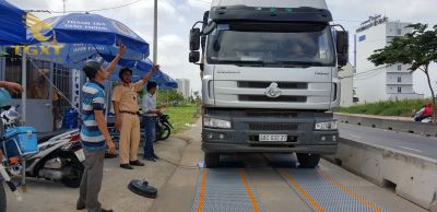 cach-tinh-tai-trong-xe-dau-keo-2.jpg Hình ảnh minh họa cách tính tải trọng xe đầu kéo, phương pháp GCWR và tổng trọng lượng theo số trục, đảm bảo an toàn và quy định pháp luật.