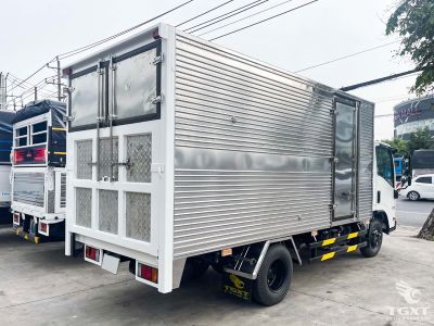 Xe tải Isuzu QKR QMR77HE5A 1.9 tấn, thiết kế bền, động cơ khỏe, phù hợp vận chuyển đa dạng trong đô thị và liên tỉnh.