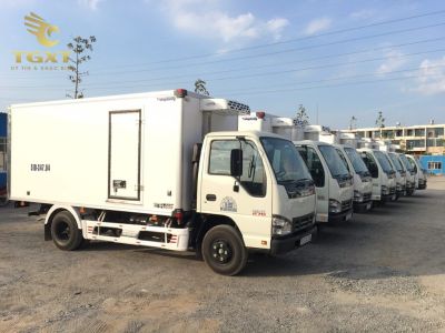 xe-tai-isuzu-bao-dau-chay-duoc-bao-nhieu-km-2.jpg Xe tải Isuzu với báo dầu rõ ràng, giúp tài xế xác định quãng đường còn lại dễ dàng.