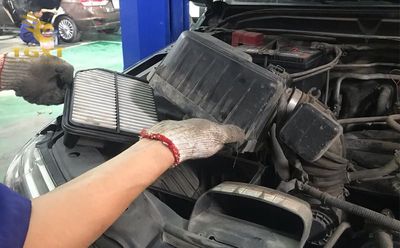 loc-gio-dieu-hoa-xe-tai-isuzu-nam-o-dau-3.jpg Vị trí lọc gió điều hòa xe tải Isuzu giúp người dùng dễ dàng bảo trì hệ thống HVAC.