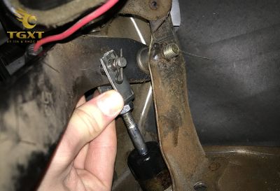 cach-chinh-con-xe-tai-isuzu-3.jpg Hướng dẫn chỉnh côn xe tải Isuzu đúng kỹ thuật, gồm 6 bước với thông số chuẩn như free play 25-50mm, chiều cao bàn đạp 230-240mm.