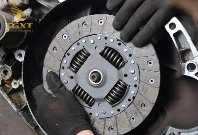 cach-chinh-con-xe-tai-isuzu-2.jpg Hướng dẫn chỉnh côn xe tải Isuzu đúng kỹ thuật, phù hợp cho dòng NPR, NQR, FTR giúp tối ưu hiệu suất và tuổi thọ ly hợp.