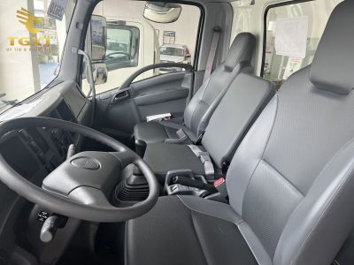 can-so-xe-tai-isuzu-1.jpg Cần số xe tải Isuzu rõ nét, dễ dàng nhận biết các chi tiết quan trọng.