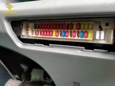 hop-cau-chi-xe-tai-isuzu-3.jpg Hộp cầu chì xe tải Isuzu - cấu tạo và hướng dẫn thay thế đúng quy trình, đảm bảo an toàn hoạt động.