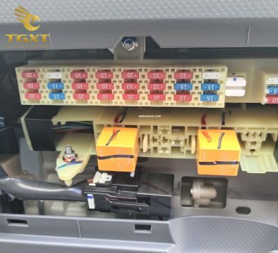 hop-cau-chi-xe-tai-isuzu-1.jpg Hình ảnh hộp cầu chì xe tải Isuzu, phần quan trọng trong hệ thống điện an toàn.