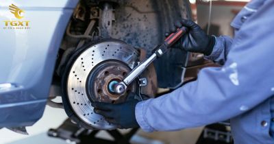 thao-lop-va-cac-bo-phan-phanh-de-ve-sinh-bo-thang-o-to-1.jpg Hình ảnh minh họa cách điều chỉnh thắng tay cho xe tải Isuzu, giúp duy trì hiệu quả phanh và an toàn vận hành.