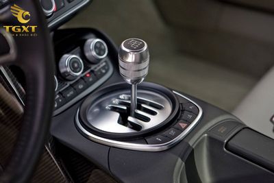 cach-su-dung-con-xe-o-to-1.jpg Hướng dẫn sử dụng xe tải Isuzu an toàn, chuẩn xác, tránh sai sót khi chuyển số.