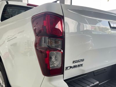 cum-den-phia-sau-xe-isuzu-dmax-prestige-1-9-4-2-mt.jpg