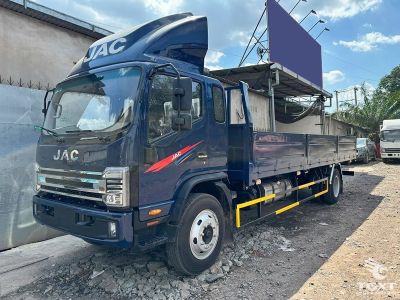 Xe tải JAC N900 Plus E5 9 tấn thùng lửng với động cơ 210HP và khung gầm chắc chắn.