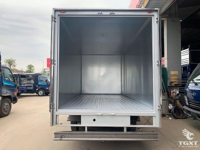 Xe tải Hyundai Mighty N650L 3.5 tấn với thùng kín và cabin vuông hiện đại.