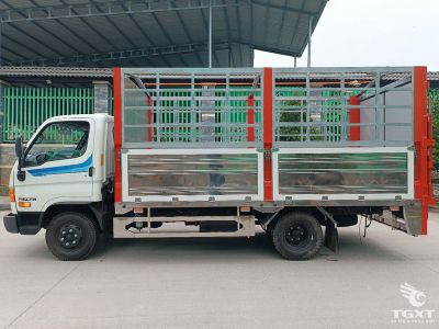 Xe tải Hyundai Mighty W750L 3.5 tấn với thùng bạt và bửng nâng.