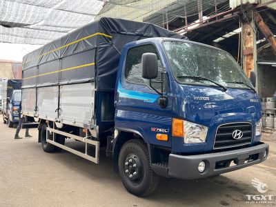 Xe tải Hyundai Mighty W750L 3.5 tấn với thùng bạt và bửng nâng cho vận chuyển linh hoạt.