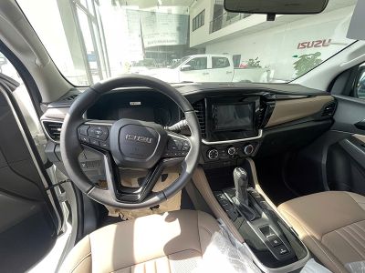 bang-dieu-khien-xe-suv-isuzu-mu-x-b7-plus-1-9-4-2-at.jpg
