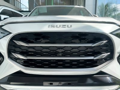 mat-ga-lang-xe-suv-isuzu-mu-x-b7-plus-1-9-4-2-at.jpg Một chiếc SUV Isuzu Mu-X B7 Plus 1.9L 4x2 AT.