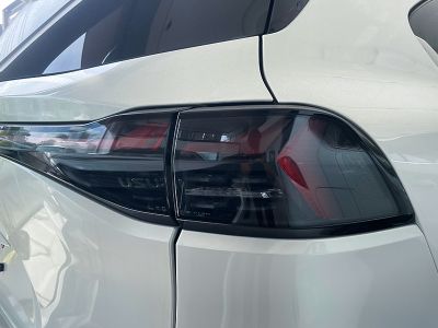 cum-den-led-phia-sau-xe-suv-isuzu-mu-x-b7-plus-1-9-4-2-at.jpg SUV Isuzu Mu-X B7 Plus 1.9L 4x2 AT trên đường phố, thiết kế đầm chắc.