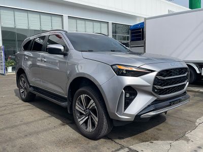 xe-suv-isuzu-mu-x-premium-1-9-4-4-at-1.jpg Xe SUV 7 chỗ Isuzu Mu-X Premium 1.9 4x4 AT, động cơ diesel tiết kiệm.