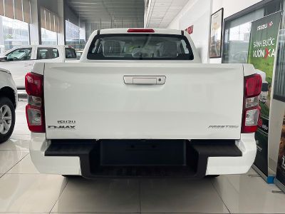 xe-isuzu-dmax-prestige-1-9-4-2-at-2.jpg Isuzu D-MAX Prestige 1.9L 4x2 AT trên đường, thể hiện sự cân bằng giữa hiệu suất và tiết kiệm nhiên liệu.