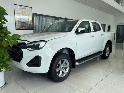 xe-isuzu-dmax-prestige-1-9-4-2-at-1.jpg Isuzu D-MAX Prestige 1.9L 4x2 AT thể hiện sự thực dụng và tiết kiệm nhiên liệu.
