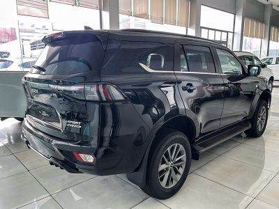 xe-suv-isuzu-mu-x-sport-19l-4x4-at-2.jpg Xe SUV 7 chỗ Isuzu Mu-X Sport 1.9L 4x4 AT, dẫn động 4x4 và công nghệ an toàn ADAS.