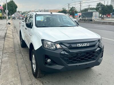 xe-ban-tai-isuzu-d-max-utz-800-19l-4-x-4-mt-1.jpg Xe bán tải Isuzu D-MAX UTZ 800 1.9L 4x4 MT có khả năng lội nước sâu 800 mm và vận hành tiết kiệm.
