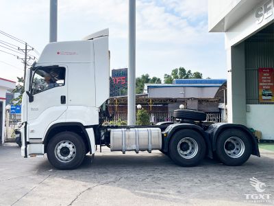 Xe đầu kéo Isuzu EXZ 6x4 công suất 420PS với động cơ 6WG1-TCG52 và mô-men xoắn 2,060 Nm.