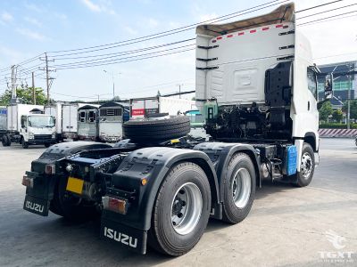 Xe đầu kéo Isuzu EXZ 6x4 420PS với động cơ 6WG1-TCG52 và mô-men xoắn 2,060 Nm.