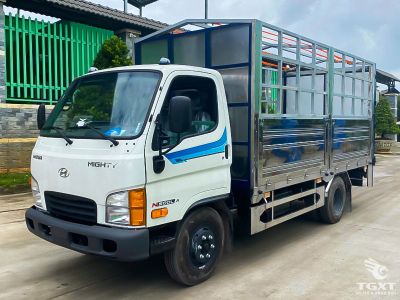 Xe tải Hyundai Mighty N500L A 2.1 tấn, thùng bạt 4.5 mét kèm mui mở linh hoạt.