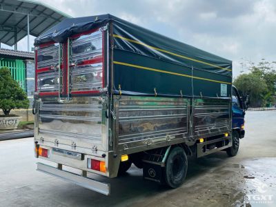 Xe tải Hyundai Mighty N500L A 2.1 tấn với thùng bạt 4.5 mét và mui mở linh hoạt.