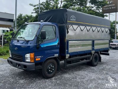 Xe tải Hyundai Mighty N500L A 2.1 tấn với thùng bạt dài 4.5 mét và mui mở linh hoạt.