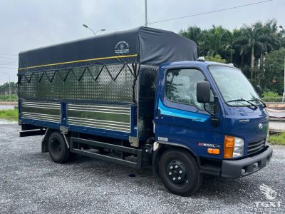 Xe tải Hyundai Mighty N500L A 2.1 tấn với thùng bạt dài 4.5 m và thiết kế mui mở linh hoạt.