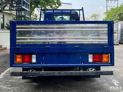Xe tải Hyundai Mighty N500L A 2.1 tấn thùng lửng, lòng thùng 4.5 m và sàn thép 2.5 mm.