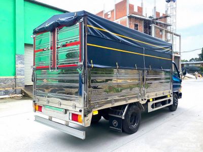 Xe tải Hyundai Mighty N550L A 2.5 tấn với thùng bạt và động cơ D4CB 140 HP.