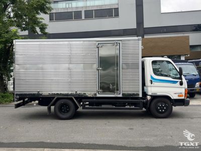 Xe tải Hyundai Mighty N550L A 2.5 tấn thùng kín với thùng dài 4,5 m cho vận chuyển nội thành.