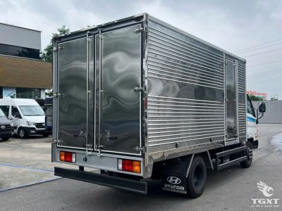 Xe tải Hyundai Mighty N550L A 2,5 tấn có thùng kín dài 4,5 mét cho vận tải nội thành.