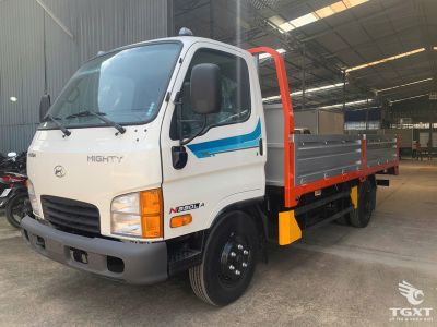 Xe tải Hyundai Mighty N550L A 2.5 tấn với thùng lửng dài 4.5 mét, động cơ Euro 5 136 mã lực.