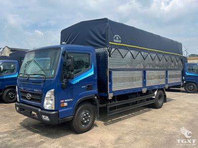 Xe tải Hyundai Mighty EX900XL 5 tấn với thùng bạt dài 6,3 mét.