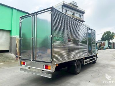 Xe tải Hyundai Mighty EX900XL 5 tấn thùng kín với động cơ D4GA 150 Ps trên khung gầm siêu dài.