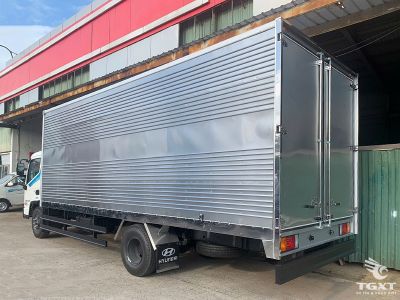 Xe tải Hyundai Mighty EX900XL 5 tấn thùng kín với động cơ D4GA 150 Ps và khung gầm siêu dài.