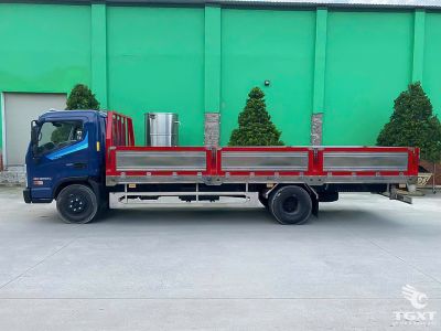 Xe tải Hyundai Mighty EX900XL 5 tấn với thùng lửng và khung XL cho vận chuyển hàng cồng kềnh.