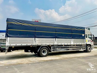 xe-tai-jac-dawos-7-5-tan-thung-bat-dai-10m-5.jpg Xe tải JAC DAWOS 7.5 tấn với thùng bạt dài 10m đang vận chuyển hàng hóa.