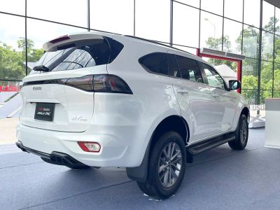 xe-suv-isuzu-mu-x-cho-tien-b7-plus-1-9-l-4x2-at-3.jpg Xe SUV Isuzu Mu-X B7 Plus 1.9L 4x2 AT với lớp bảo vệ thép B7 cho vận chuyển tiền.