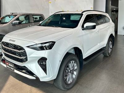 xe-suv-isuzu-mu-x-cho-tien-b7-plus-1-9-l-4x2-at-1.jpg Isuzu Mu-X B7 Plus 1.9L 4x2 AT được trang bị lớp bảo vệ thép cho vận chuyển tiền.