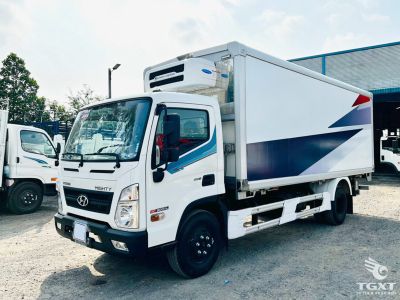 Xe tải Hyundai Mighty EX900XL 5 tấn thùng đông lạnh với động cơ mạnh và khung gầm dài, cabin thép mạ kẽm bền.