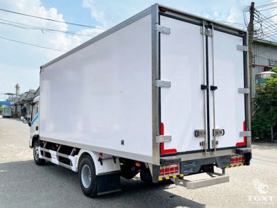 Xe tải Hyundai Mighty EX900XL 5 tấn thùng đông lạnh với động cơ mạnh và khung gầm dài.