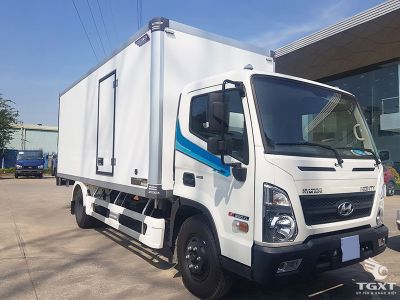 Xe tải Hyundai Mighty EX900XL 5 tấn thùng bảo ôn với thùng dài 6,3 m và cabin chắc chắn.