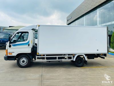 Xe tải Hyundai Mighty N500L A với thùng bảo ôn phục vụ vận chuyển hàng nhạy cảm nhiệt độ giữa các khu vực đô thị.