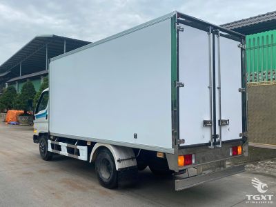 Xe tải Hyundai Mighty N500L A với thùng bảo ôn phục vụ vận chuyển hàng nhạy cảm nhiệt độ đô thị.