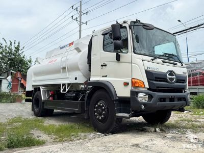 Xe bồn chở xăng dầu Hino FG 11 khối đang hoạt động trên đường phố đô thị.