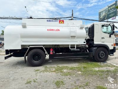 Xe bồn chở xăng dầu trên đường phố, thiết kế an toàn và hiện đại.