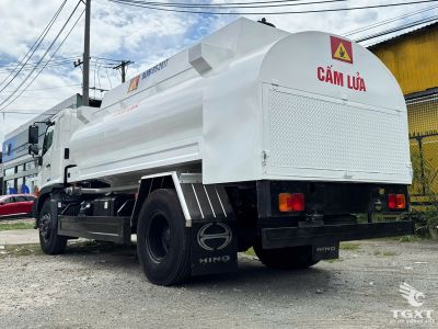 Xe bồn chở xăng dầu Hino FG 11 khối đang di chuyển trên phố đô thị.